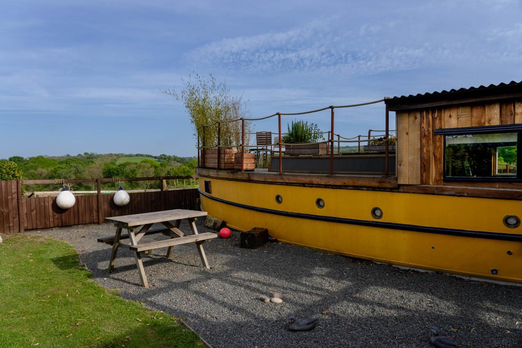 Swallowfield Glamping-Unsinkable Йоувил Екстериор снимка